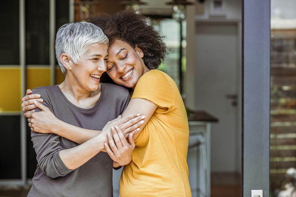 Duas mulheres se abraçam e celebram o Dia Internacional da Mulher